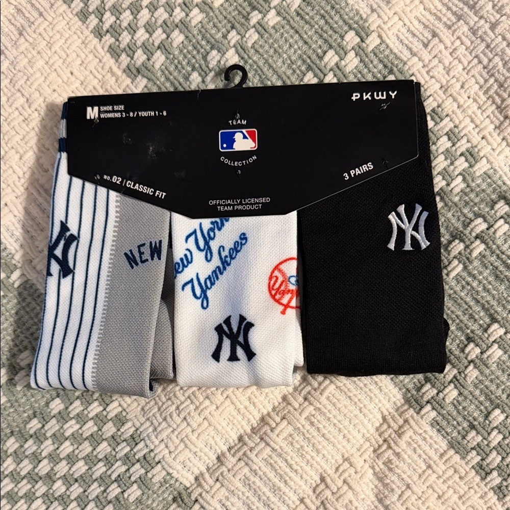 NWT women’s/youth NY Yankee high socks